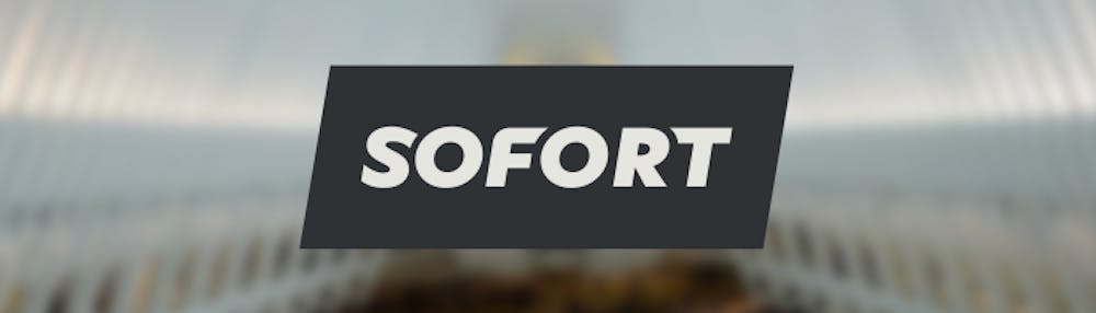 Das offizielle Sofort GmbH Logo vor einem verschwommenen Hintergrund, auf dem eine Brücke zu sehen ist.