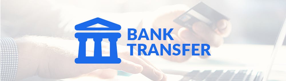 Banktransfer Logo vor in Hand gehaltener Bankkarte und Tastatur