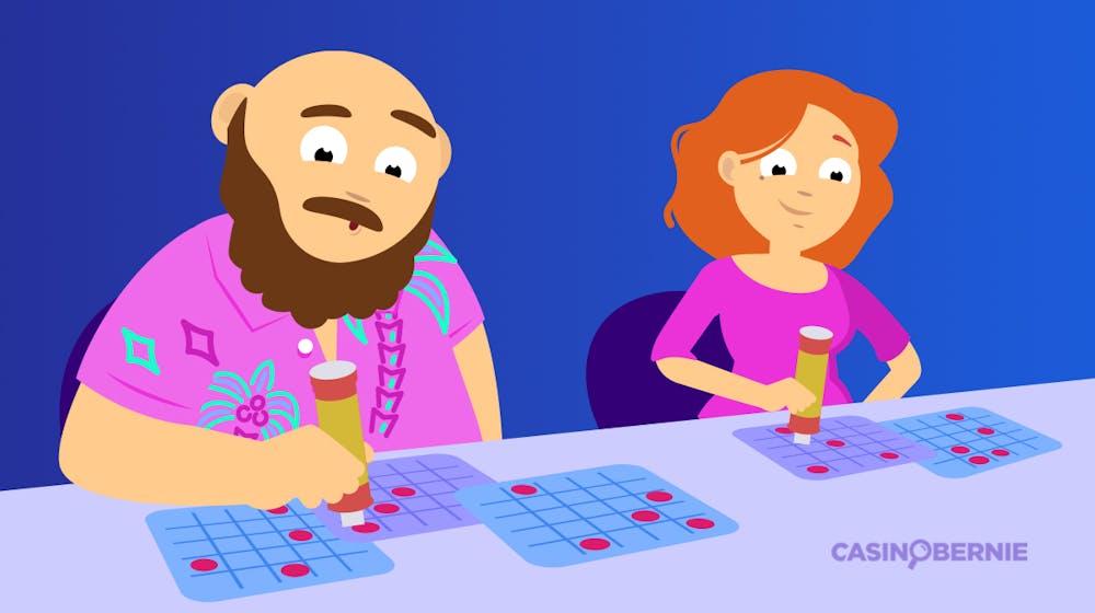 Bernie und Bernadine sitzen am Tisch, vor sich jeweils mehrere Bingo Karten, um die Bingo Regeln zu lernen.