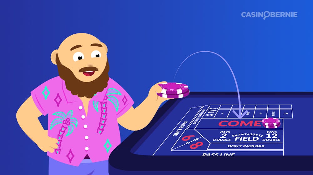 Bernie steht am Craps Come Tisch mit 2 Casino Chips in der Hand.