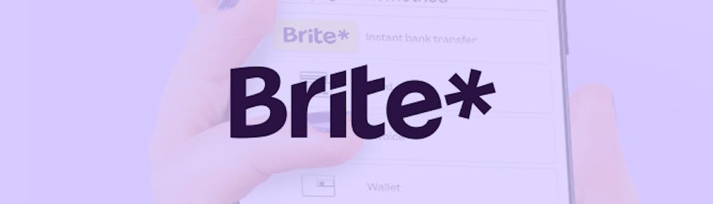 Brite Logo vor lila Hintergrund und Brite-App auf Smartphone