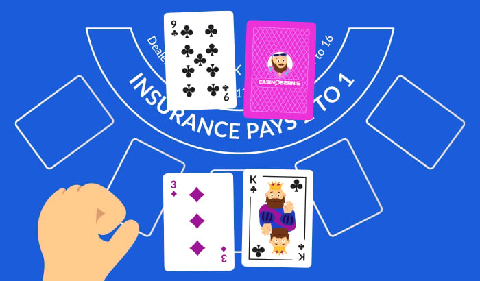 Blackjacktisch mit zwei offenen Spielerkarten und einer offenen und einer verdeckten Dealerkarte