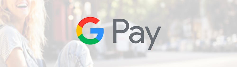 GPay Logo vor Hintergrund mit lachender Frau