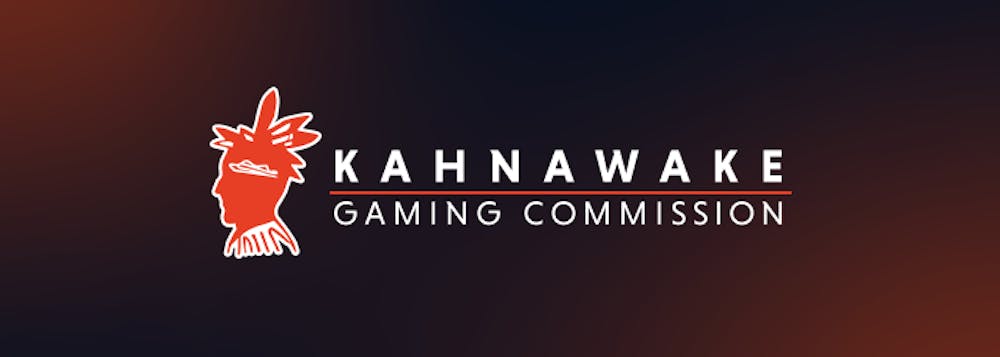 Logo der Kahnawake Gaming Commission vor dunklem Hintergrund