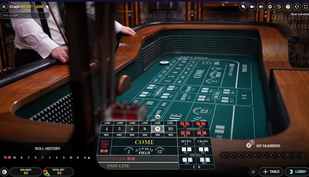 Eines von vielen Live Craps Spielen, im Hintergrund ein Craps Spieltisch und das Spielfeld