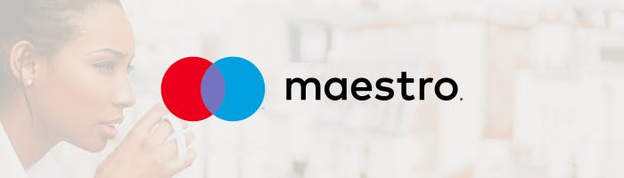 Maestro Logo vor Frau mit Tasse im Hintergrund