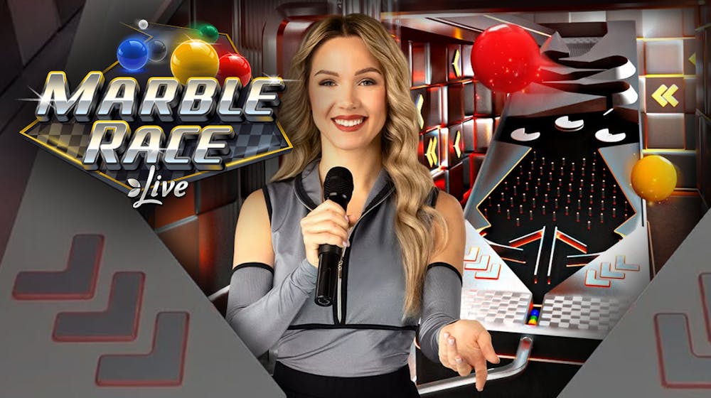 Eine Frau mit Mikrofon in der Hand, neben ihr ein Marble Live Spiel Automat, oben der Schriftzug Marble Race Live. Rote, blaue und rote Kugeln über das Bild verteilt.
