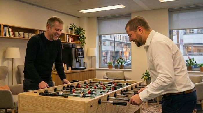 Tim Buchmann und Egor Gudz beim Tischfussball.