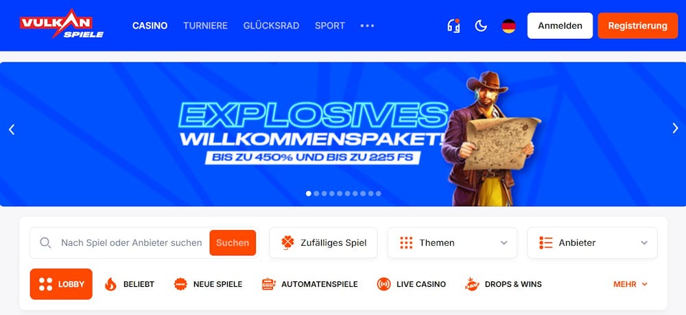 Screenshot vom Vulkan Spiele Casino. Im blauen Design wird das Willkommensbonus dargestellt, daneben ein Mann mit Cowboy Hut und einer Karte in der Hand.